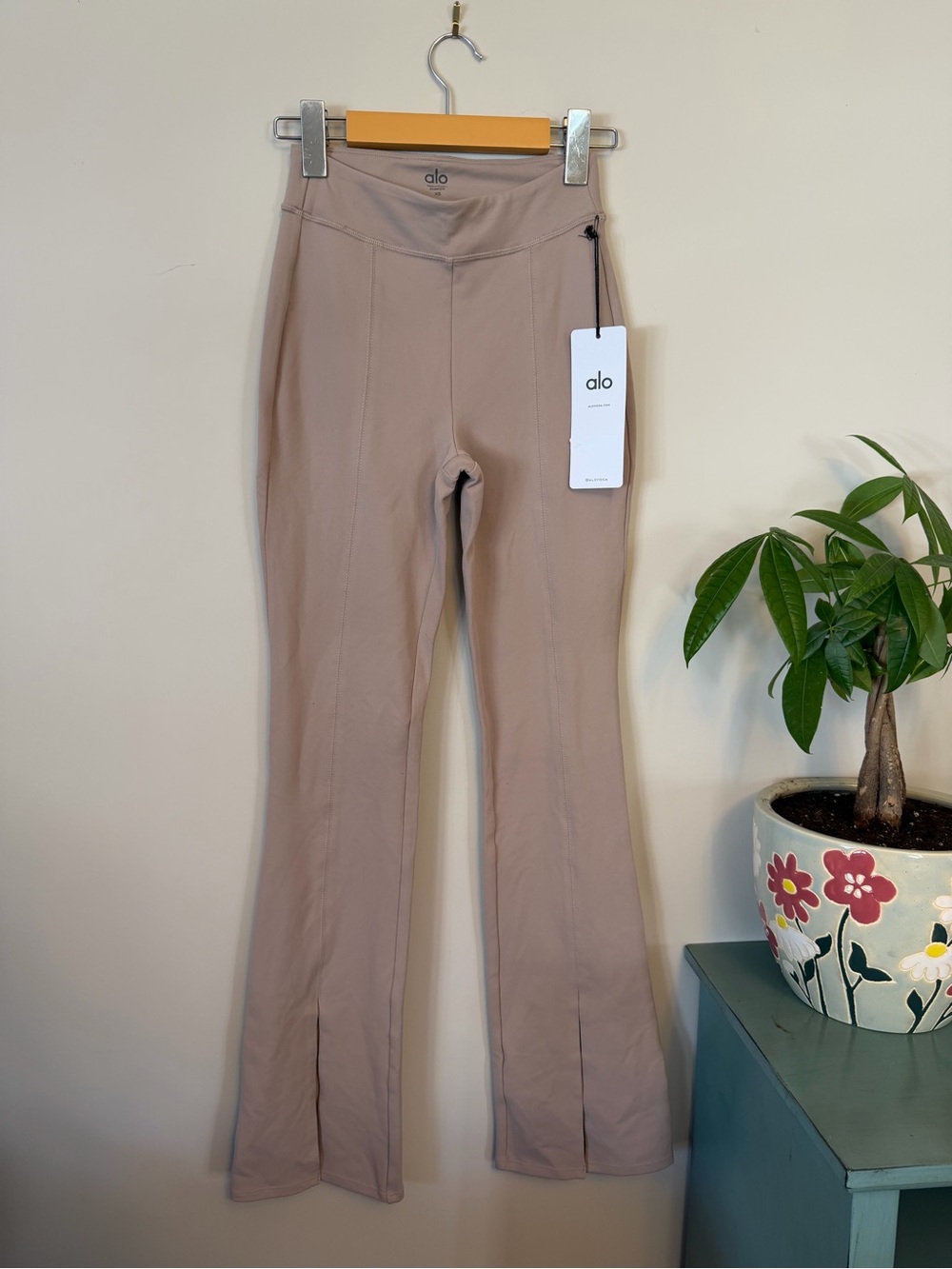 NWT Alo Airbrush High-Waist 7/8 Flutter Leggings in Taupe